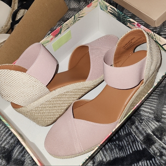 Tommy Bahama sandals - Picture 1 of 1